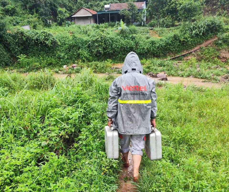 Ky thuat vien Viettel tai Hoanh Bo, Quang Ninh van chuyen vat tu den cac nha tram de dam bao san sang van hanh trong bao. Anh: Viettel cung cap