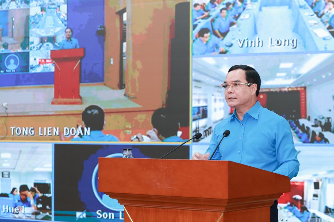 ベトナム労働総同盟のグエン・ディン・カーン会長が会議で発言し、その中で地方の労働組合組織の事業部門の管理問題について言及しました。写真:ハイ・グエン