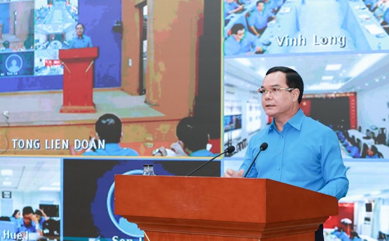 President of the Vietnam General Confederation of Labor Nguyen Dinh Khang spoke at the conference, in which he mentioned the issue of managing public service units of trade union organizations in the locality. Photo: Hai Nguyen