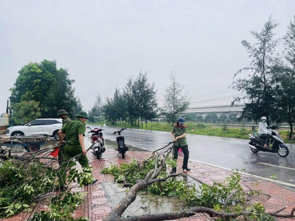 Cong an phuong Ai Quoc, TP Hai Phong ho tro nhan dan phong chong bao. Anh: Phuong Ai Quoc