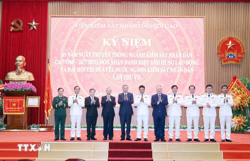 Tong Bi thu To Lam cung cac lanh dao Dang, Nha nuoc va Vien Kiem sat nhan dan toi cao. Anh: TTXVN