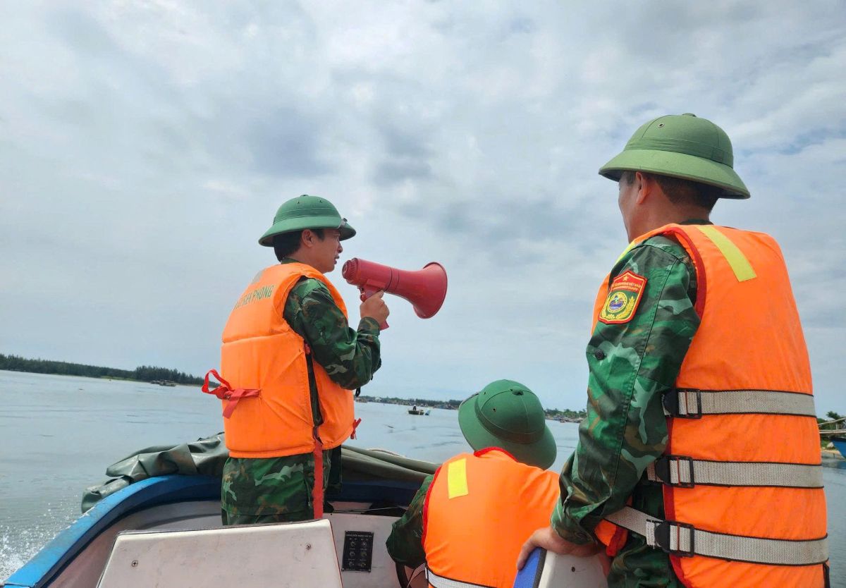 Luc luong Bo doi Bien phong Thanh Hoa dung loa keu goi cac tau thuyen vao noi tranh tru, dam bao an toan truoc con bao so 3. Anh: Bien phong Thanh Hoa