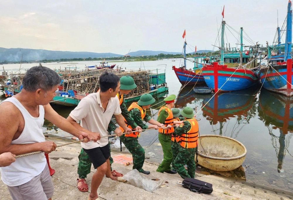 Luc luong Bien phong Thanh Hoa ho tro, giup nguoi dan neo dau tau thuyen tai noi tranh tru bao. Anh: Bien phong Thanh Hoa