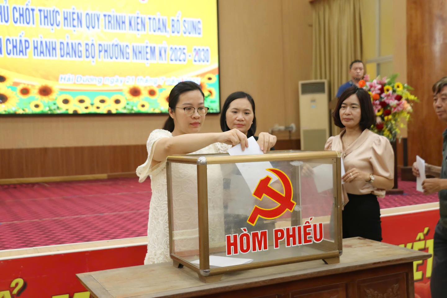 ハイフォン市ハイドゥオン区は、2025年から2030年の任期における人事に関する主要幹部会議を開催しました。写真:ハイドゥオン区