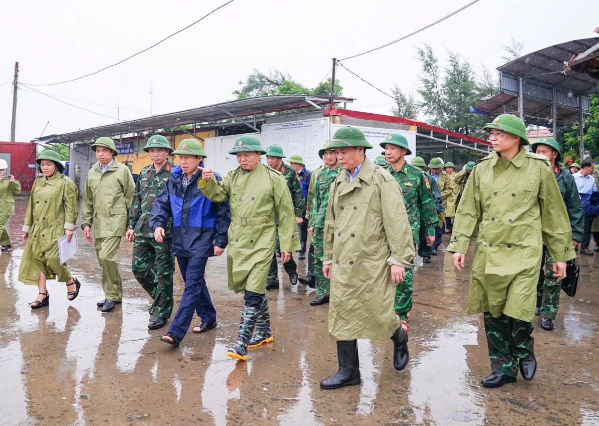 Pho Thu tuong Tran Hong Ha va doan cong tac kiem tra cong tac chuan bi phong, chong bao so 3 (bao Wipha) tai TP. Hai Phong. Ảnh: Cong TTDT Hai Phong