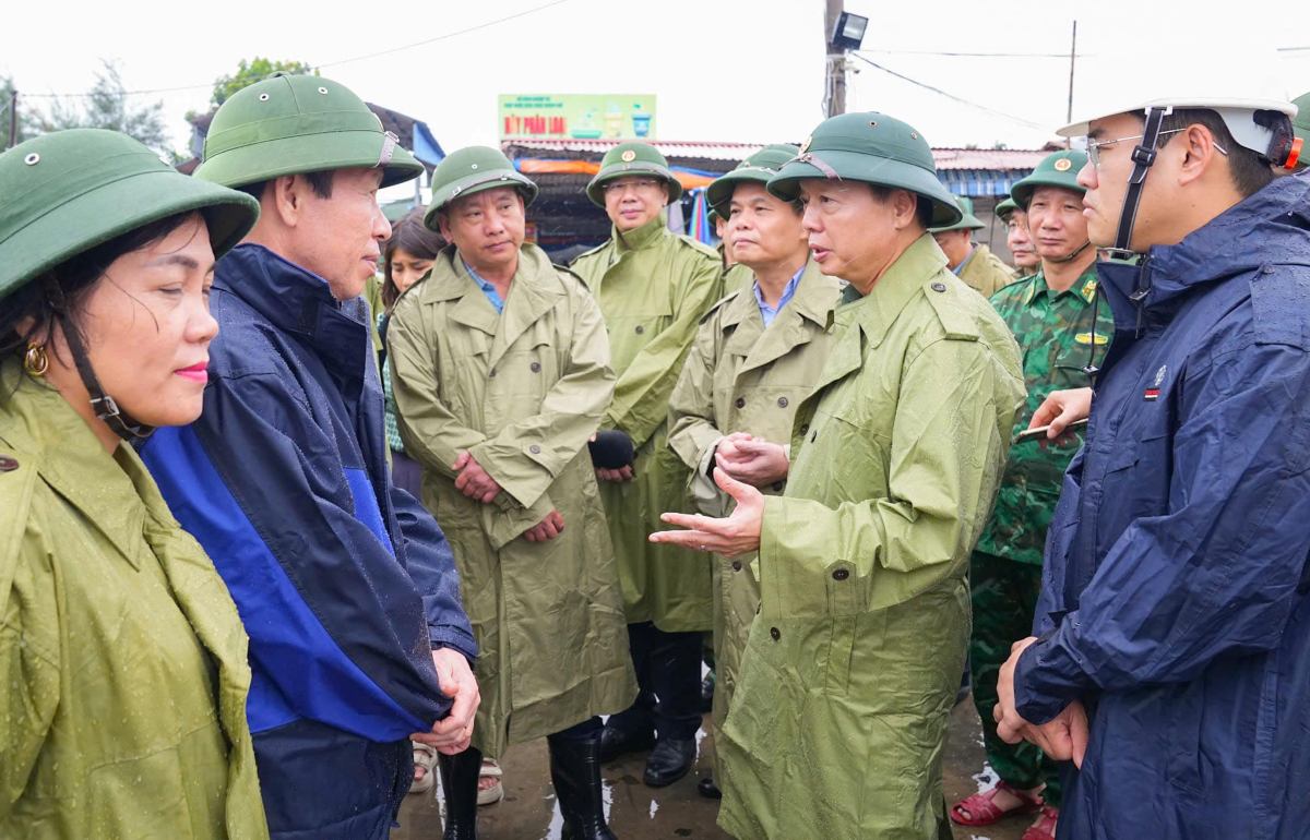 쩐홍하 부총리가 하이퐁시의 주요 지역에서 제3호 태풍(위파) 예방 및 통제 작업을 점검하고 있습니다. 사진: 하이퐁 전자 정보 포털
