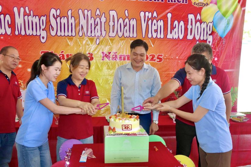 Tổ chức sinh nhật cho công nhân trong tháng. Ảnh: Duy Tuấn