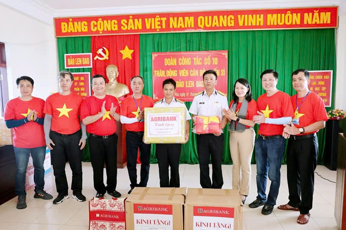 Pho Tong Giam doc Phung Thi Binh trao qua tang cho chien si tren dao Len Dao. Anh: Agribank