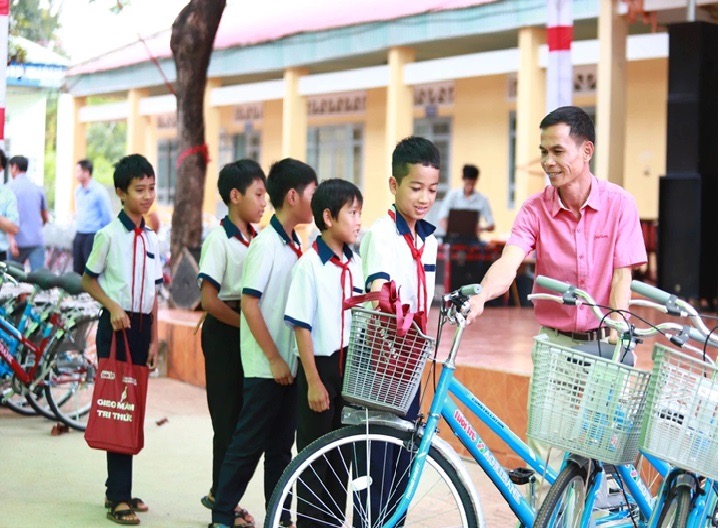 Agribank trao tang qua cho chuong trinh “Gieo mam tri thuc”. Anh: Agribank