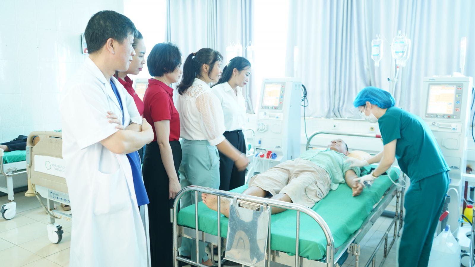Lanh dao Ngan hang Agribank, So Y te, BVDK tinh Lai Chau tham benh nhan chay than. Anh: Agribank