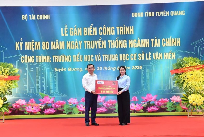 Dai dien Agribank, Pho Tong Giam doc Doan Ngoc Luu trao tang 2 ty dong ung ho chuong trinh xoa nha tam, nha dot nat. Anh: Agribank
