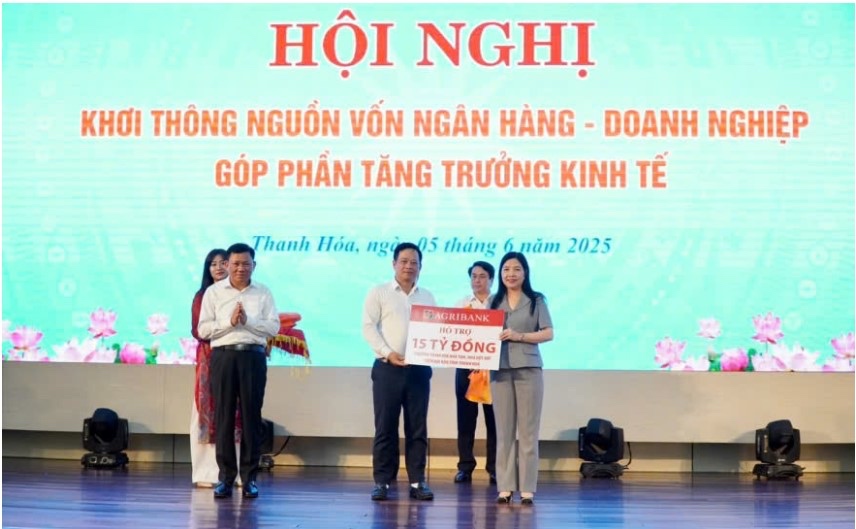 Ong Hoang Minh Ngoc - Pho Tong Giam doc Agribank trao tang tinh Thanh Hoa 15 ty dong trong chuong trinh “Xoa nha tam, nha dot nat” tren dia ban tinh Thanh Hoa. Anh: Agribank