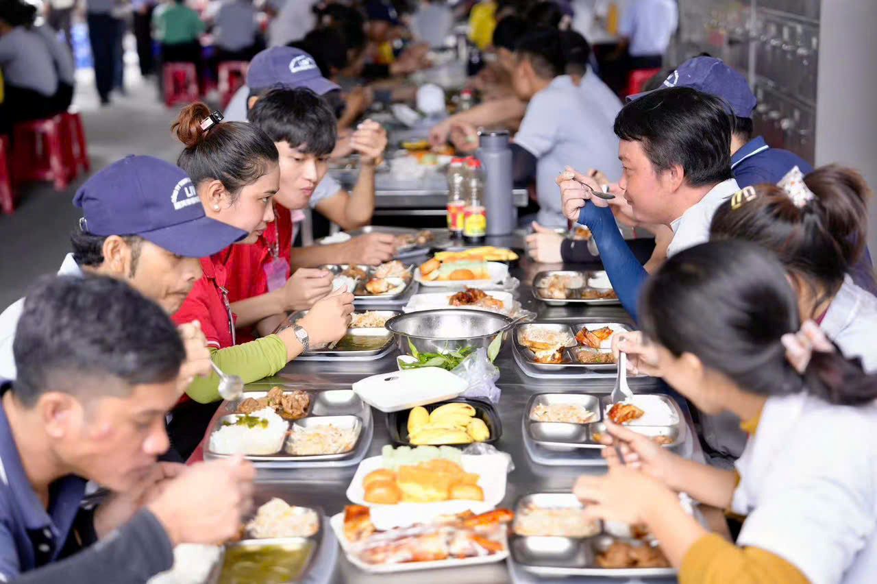 Bua com Cong doan to chuc cho 300 lao dong. Anh: CDCS cung cap