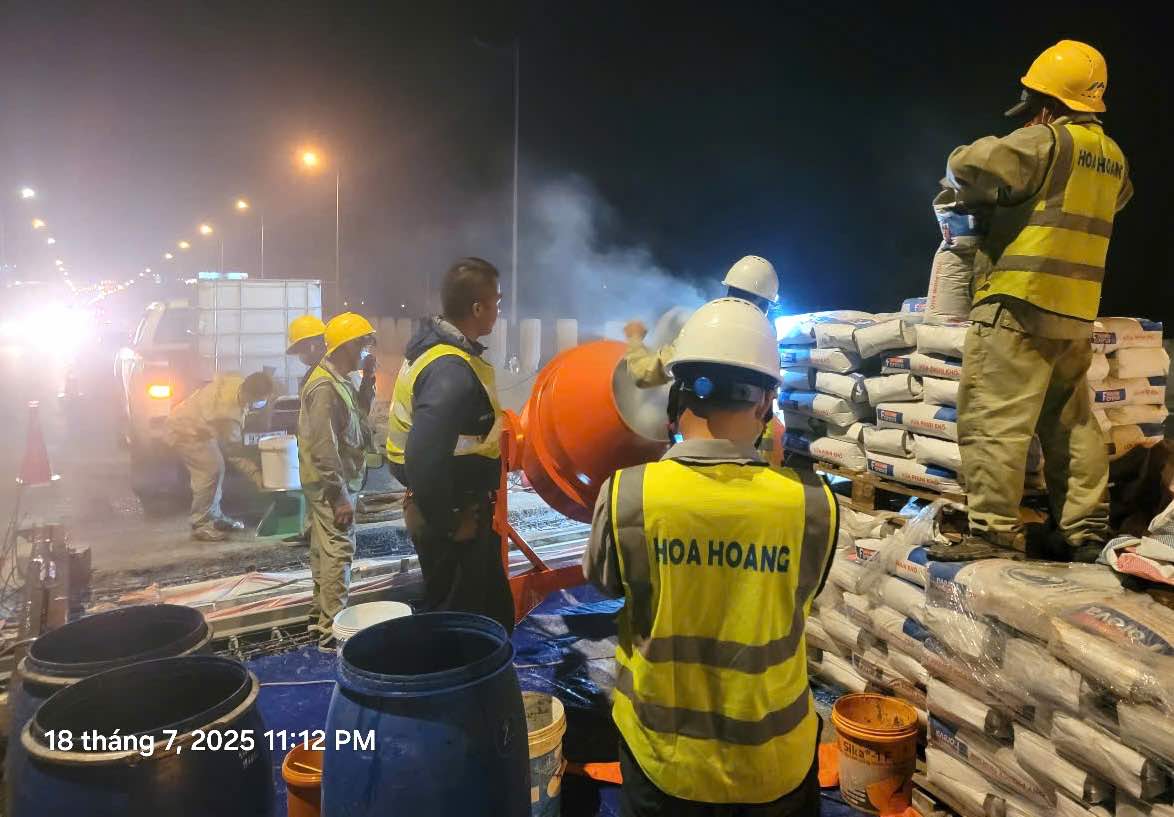 TPHCM - Long Thanh - Dau Giay高速道路のLong Thanh橋の伸縮孔の修理工事。写真:HAC