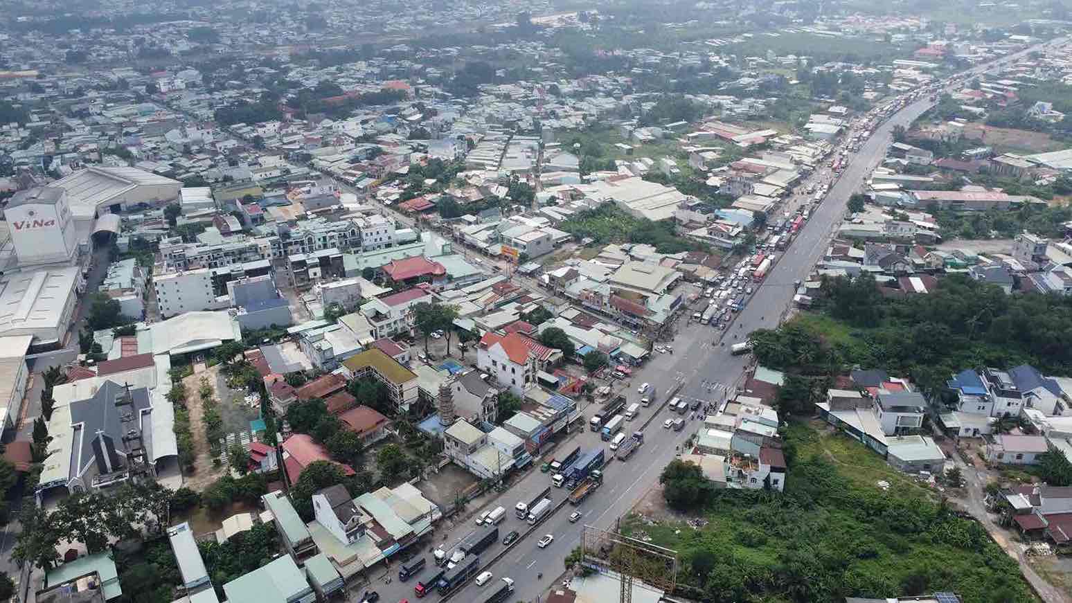 Phuong tien noi duoi nhau keo dai nhieu cay so tren Quoc lo 51, doan qua tinh Dong Nai sang 17.7. Anh: HAC