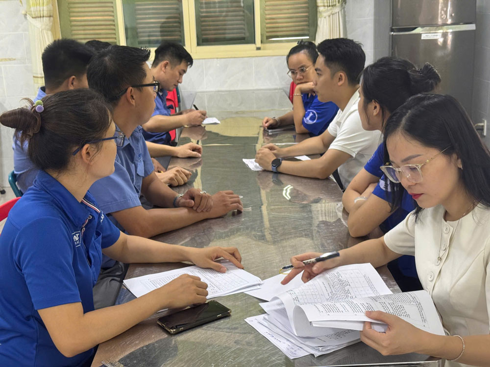 다낭시 노동총연맹은 기업의 삶 일자리 소득 임금 노동자 여론에 대한 설문 조사를 실시했습니다. 사진: Tra Van