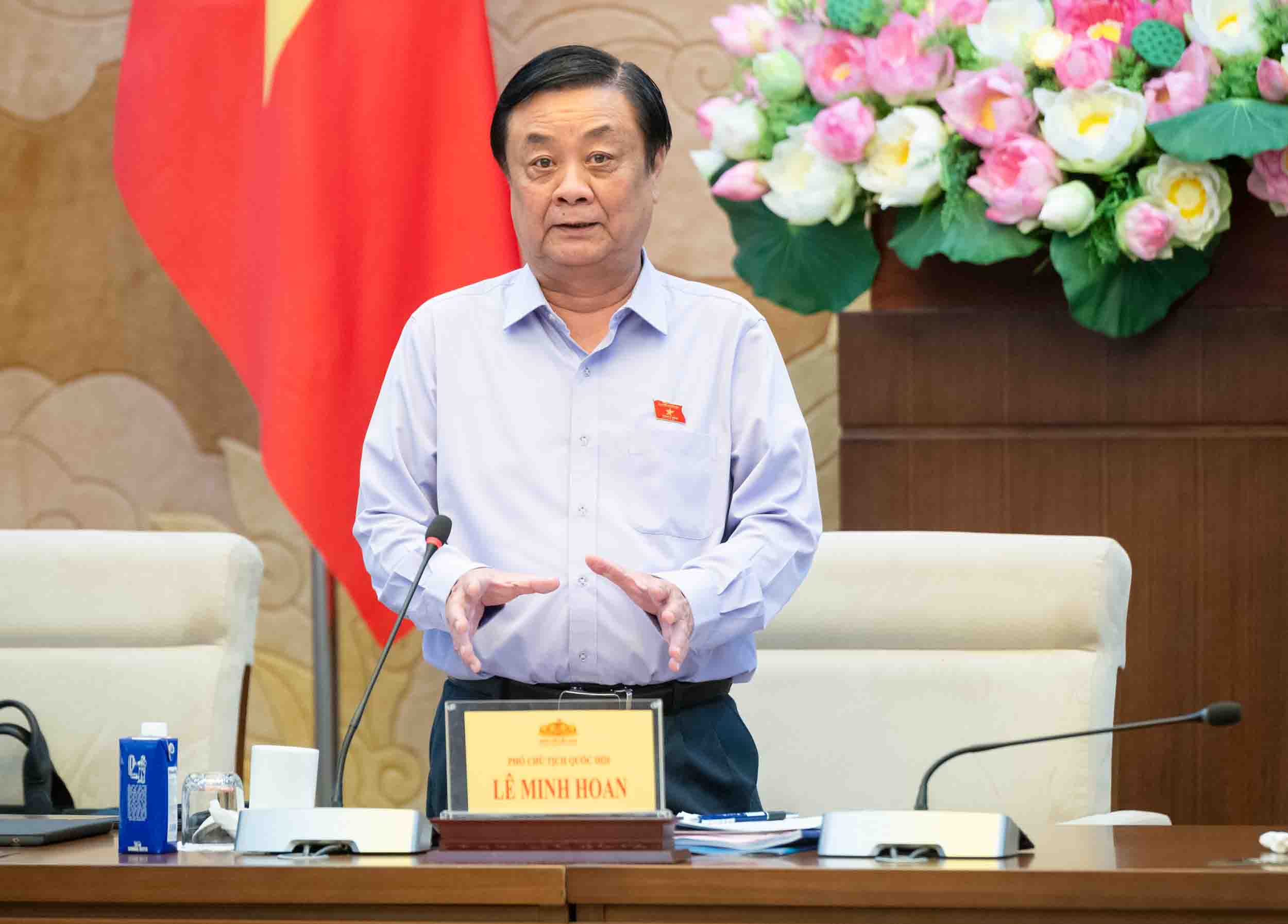 Le Minh Hoan 국회 부의장은 오염 유발자가 건설 분야에서 실질적으로 비용을 지불해야 한다는 원칙을 연구하고 적용할 것을 제안했습니다. 사진: Pham Thang.