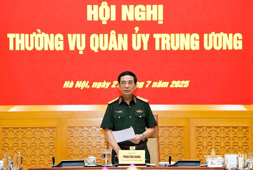 General Phan Van Giang chaired the Central Military Commission Standing Committee Conference, which discussed the content of adjusting the detailed planning of the Vietnam Military History Museum. Photo: Tuan Huy/QDND.