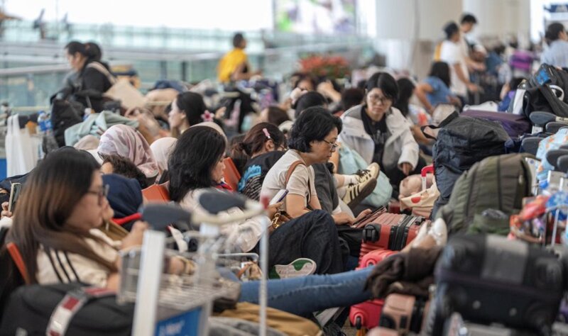 위파 태풍으로 인해 홍콩(중국) 공항에서 항공편이 취소된 승객. 사진: 신화통신