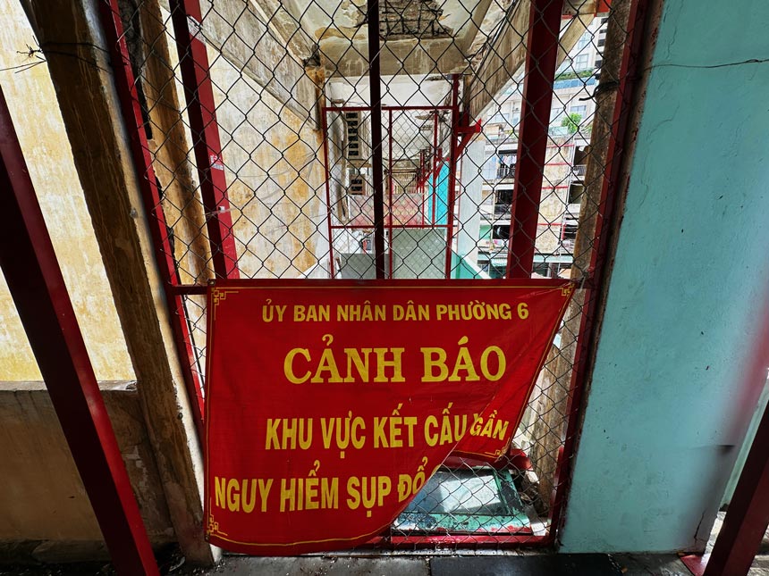 Nhieu khu vuc hanh lang da bi chan lai do tung xay ra su co. Loi thoat hiem bi che khuat, he thong phong chay chua chay cung khong con hoat dong.