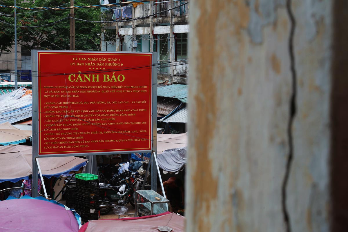 Theo So Xay dung TPHCM, hien thanh pho con 474 chung cu cu duoc xay truoc nam 1975. Trong do, 16 chung cu da duoc xep loai D, muc do nguy hiem cao, can di doi khan cap. Tuy nhien, tien do cai tao van con cham, nhieu noi chua co lo trinh cu the, khien nguoi dan phai tiep tuc song trong lo lang, nhat la trong boi canh thoi tiet cuc doan ngay cang gia tang.