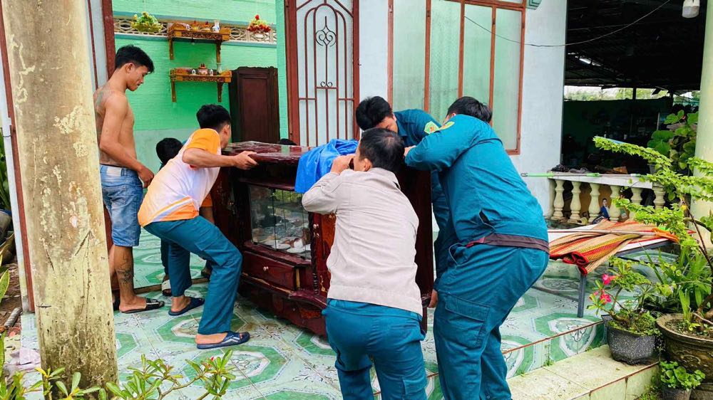 Cac luc luong tai dia phuong giup dan don dep nha cua. Anh: Pham Duy