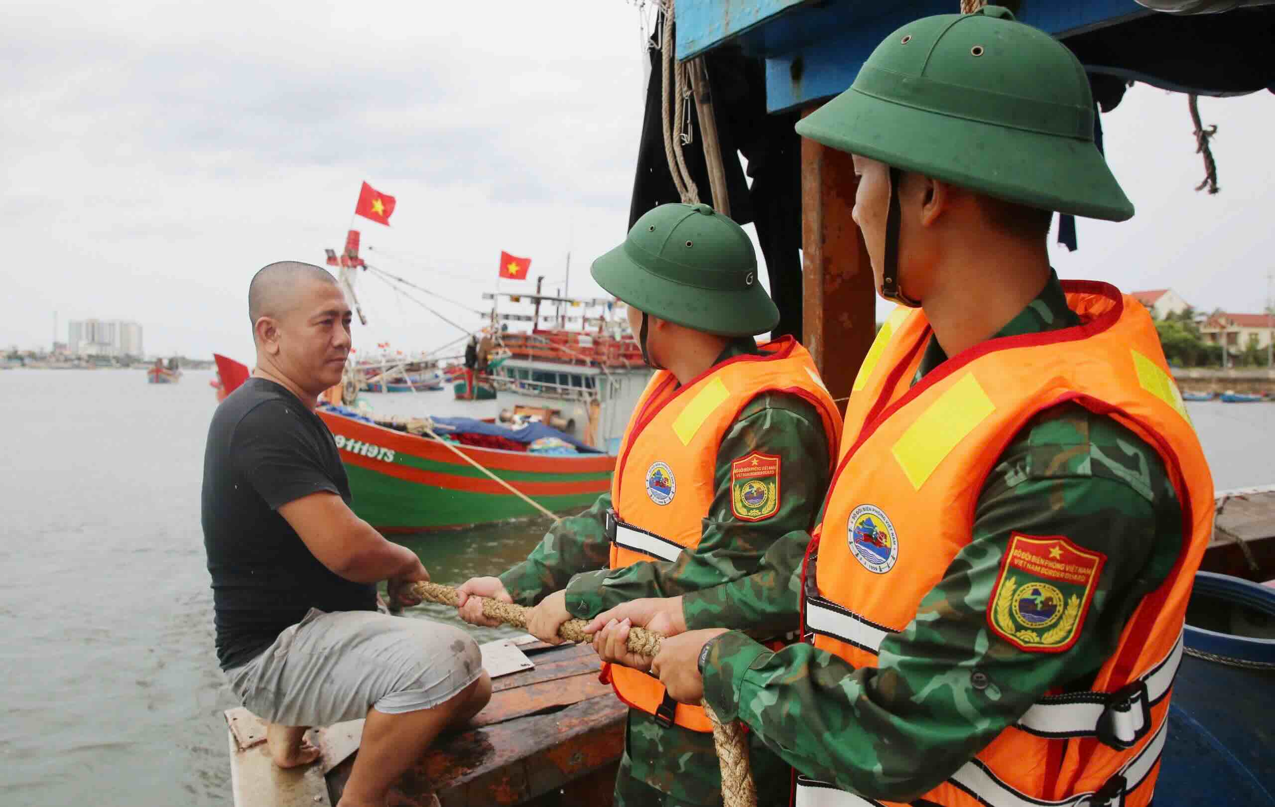 Quang Tri Border Guard and fishermen are tied to support boats and respond to storm No. 3.