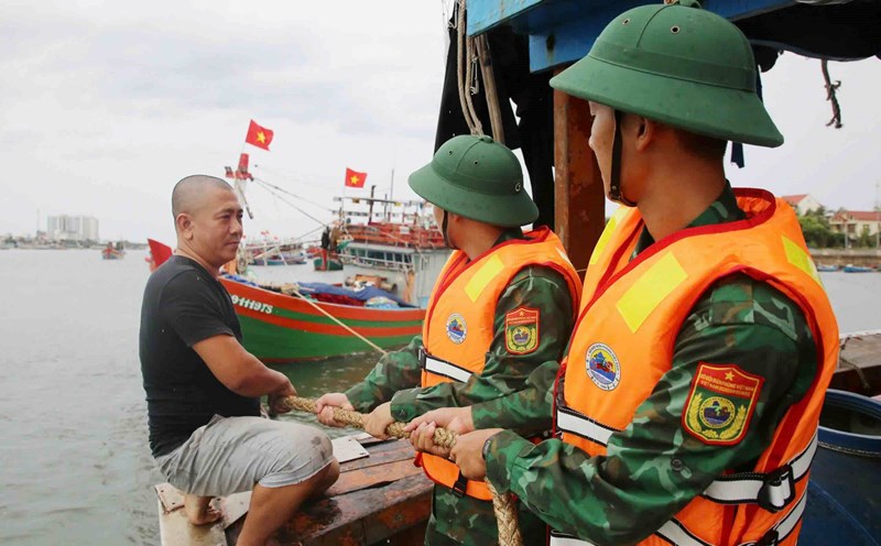 Quang Tri Border Guard and fishermen are tied to support boats and respond to storm No. 3.