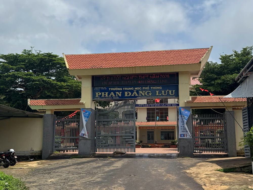 Los padres reflejan a los estudiantes para registrarse para mas artes marciales para "lograr" entrenamiento fisico en la escuela secundaria Phan Dang Luu. Foto: Bao Trung