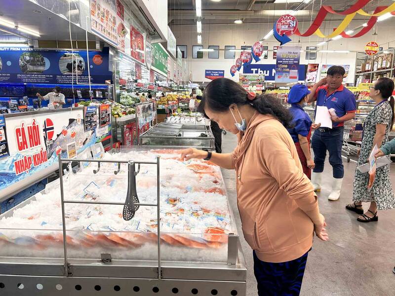 Supermarkets are ready to supply goods to serve people. Photo: Ngoc Le