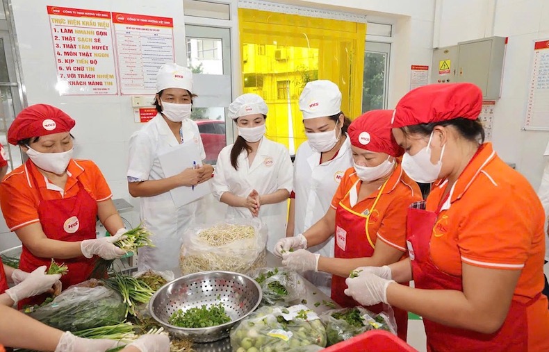 Phu huynh kiem tra quy trinh nhap thuc pham tai bep an ban tru. Anh: Van Trang