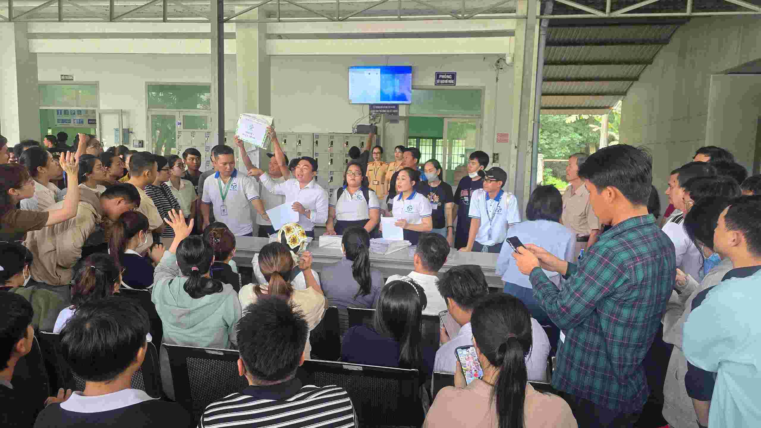 ホーチミン市警察交通警察署は、自動車運転免許証の発行試験を実施するために加速しています。写真:ディン・チョン