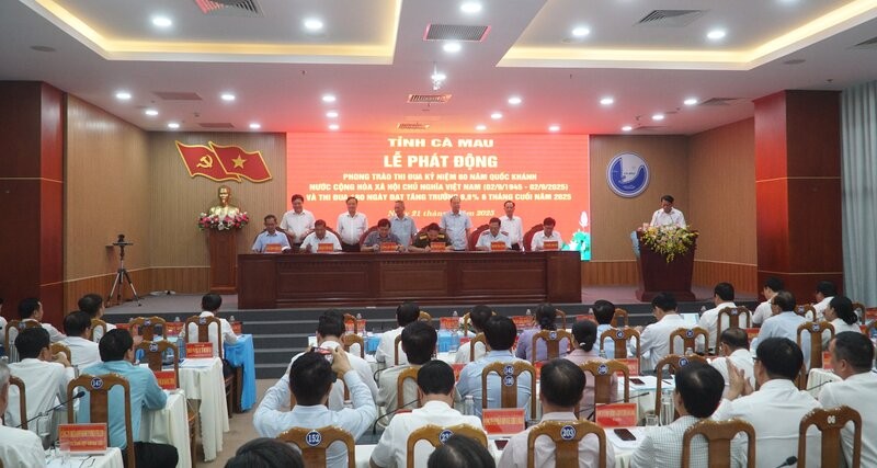 Cac don vi tai Ca Mau ky ket giao uoc thi dua. Anh: Nhat Ho