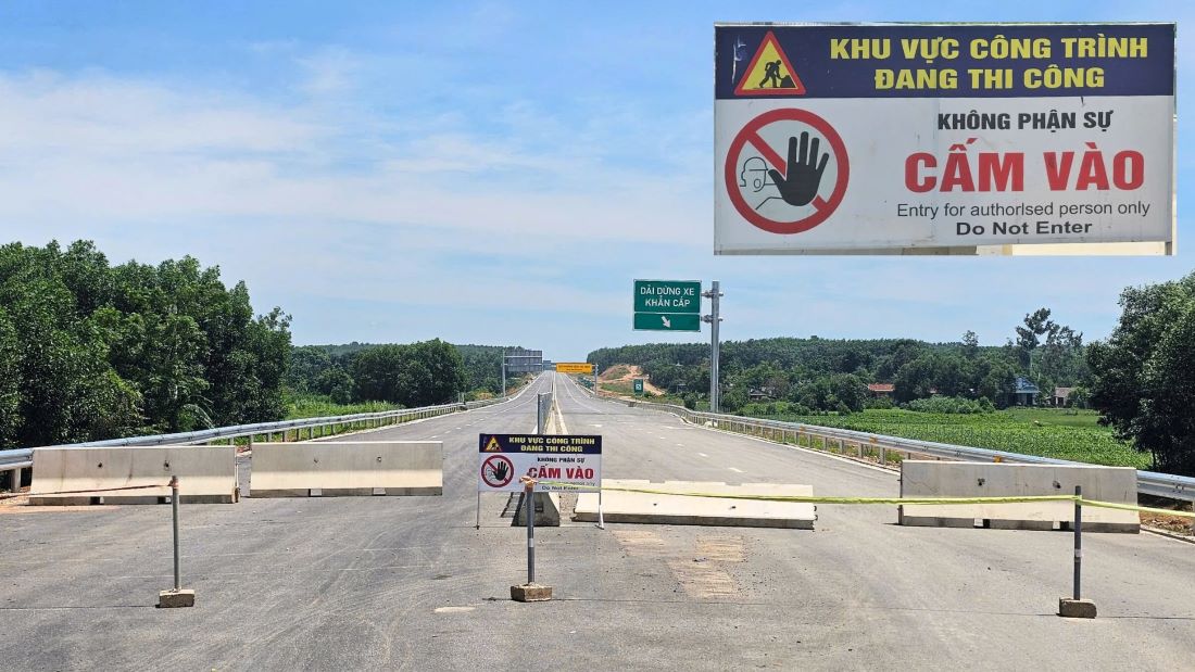 Install ban signs and median strips to prevent vehicles from entering the completed expressway. Photo: H.Nguyen
