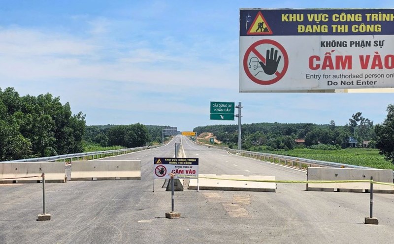 Install ban signs and median strips to prevent vehicles from entering the completed expressway. Photo: H.Nguyen
