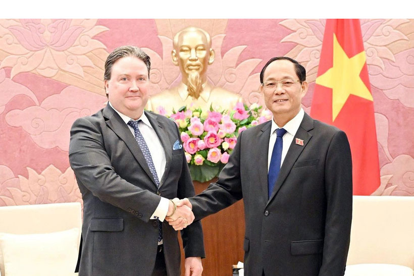 쩐꽝프엉 국회 부의장이 마크 E. 크나퍼 주베트남 미국 대사를 접견했습니다. 사진: 외교부