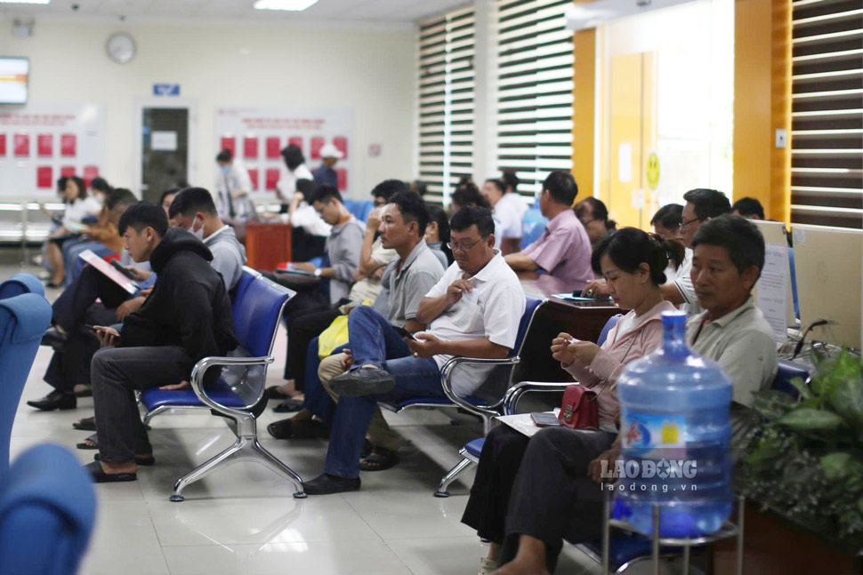 行政手続きに来る人々。写真:ホアイ・フオン