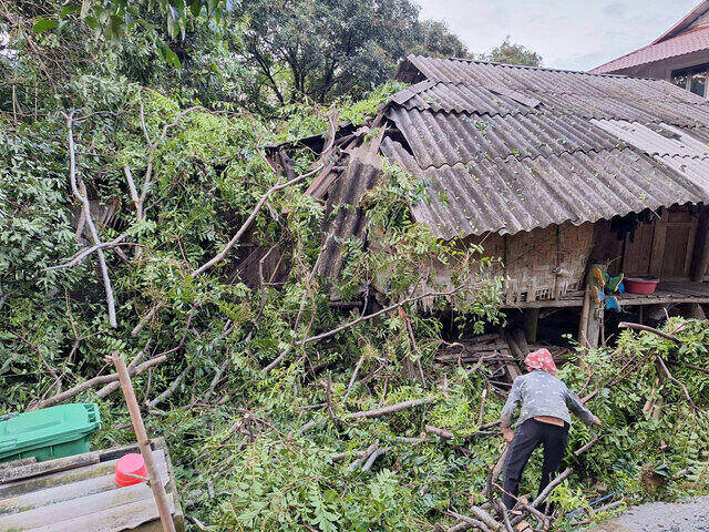 Typhoon No. 3の前に安全を確保するために、Hoa Binh Lakeの地域にある数十世帯が地滑りエリアから緊急に移動するために動員されました。