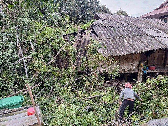 Hàng chục hộ dân vùng lòng hồ Hòa Bình di dời tránh bão số 3