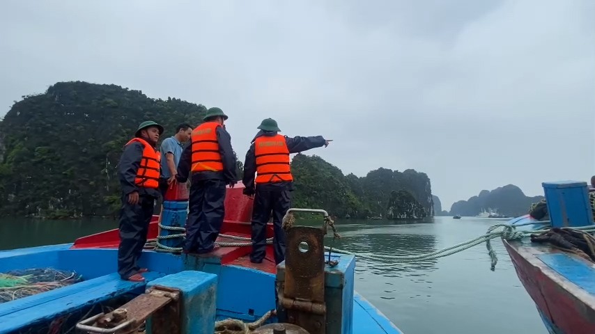 Bo doi bien phong cung chang, buoc tau thuyen voi cac ngu dan. Anh: Bo doi bien phong.
