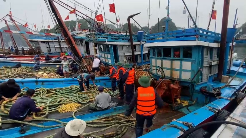Border guards and fishermen tie up boats to respond to storm No. 3 (storm Wipha). Photo: Border Guard
