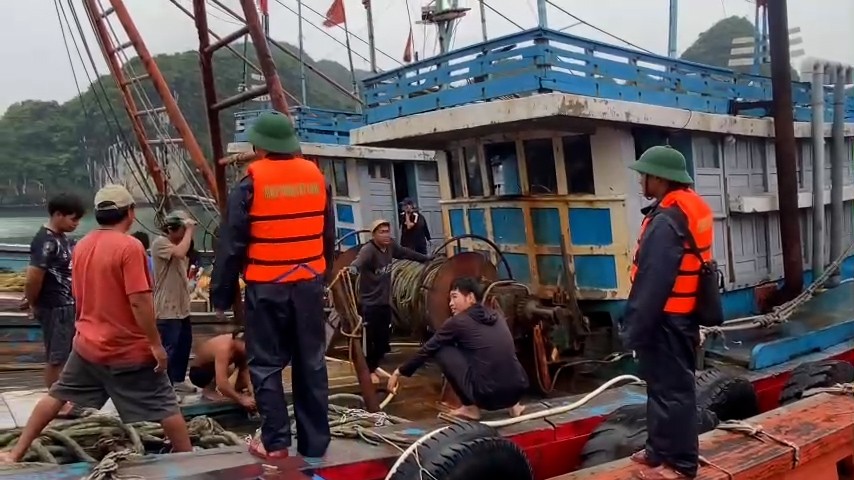 Bo doi Bien phong cung ngu dan dang thuc hien cac cong viec ung pho, phong, chong bao so 3. Anh: Hai doan Bien phong 18