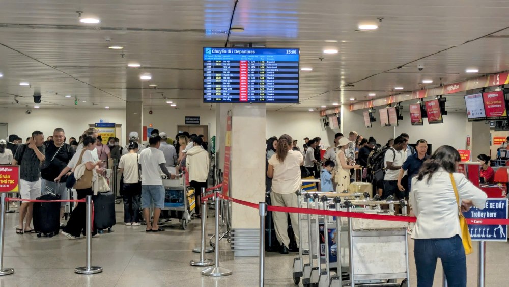 Hanh khach lam thu tuc check in truoc gio bay. Ảnh: Anh Tu