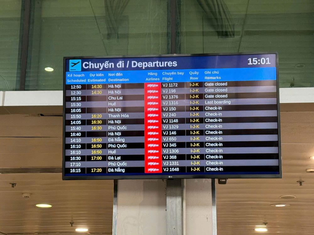 Nhieu chuyen bay di tai ga Vietjet phai doi thoi gian khoi hanh do anh huong bao Wipha. Ảnh: Ảnh Tu