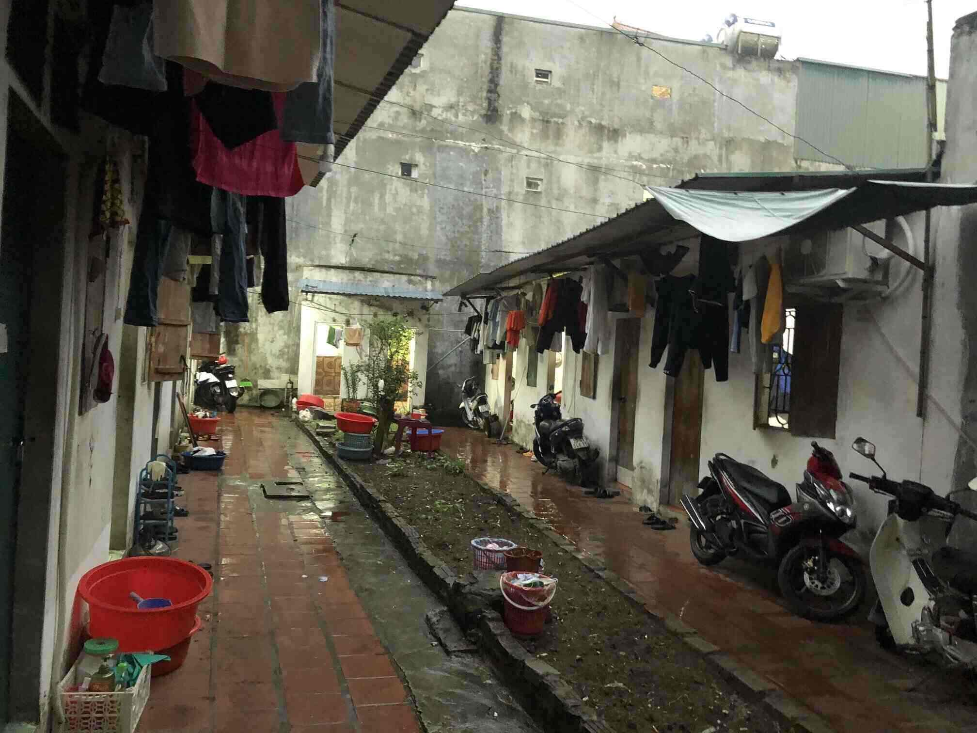 Nhieu phong tro cong nhan tai xa Thien Loc duoc xay dung lau nam, tiem an nhieu nguy hiem khi bao ve. Anh: Minh Huong.