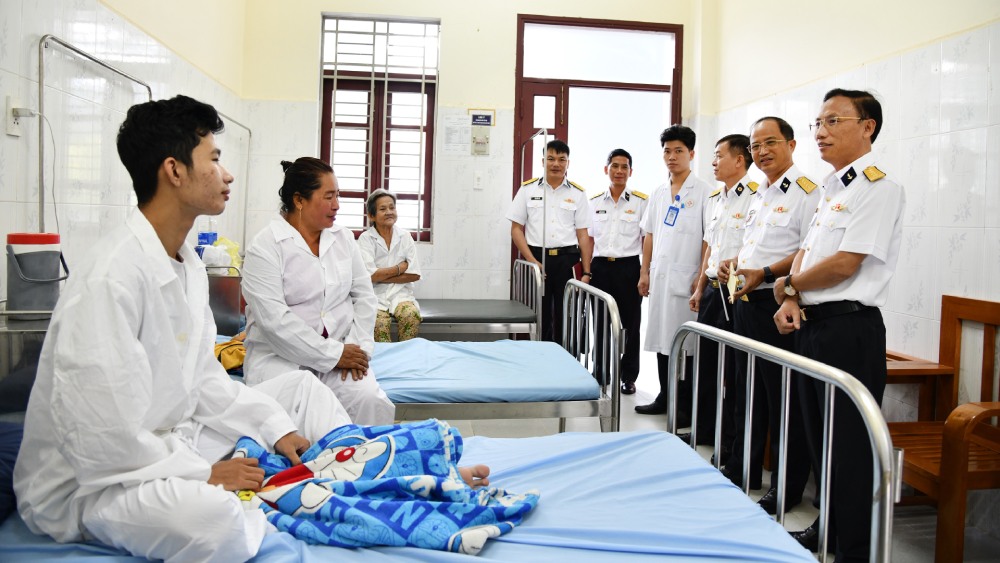 Doan cong tac Bo Tu lenh Vung 5 Hai quan tham, dong vien benh nhan tai Doi Dieu tri 78. Anh: BTL V5HQ