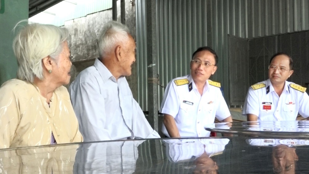 Colonel Ngo Van Thanh, Political Commissar of Naval Region 5 (second from right), visited the policy family. Photo: BTL V5HQ