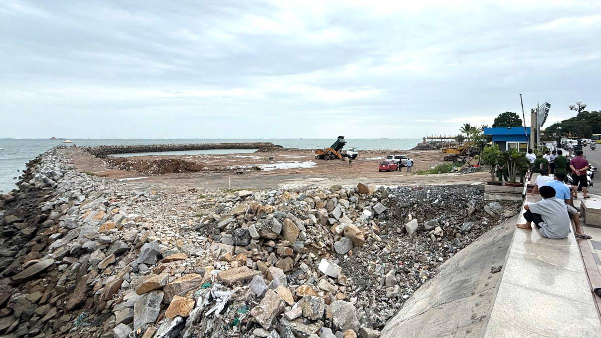 検査団は、海面埋め立て地域で作業を行った。写真:Thanh An