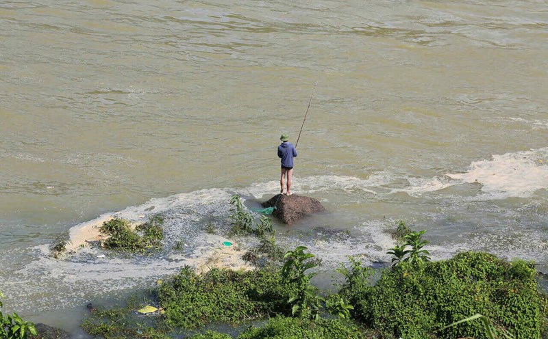 According to the reporter of Lao Dong Newspaper, right from the first floodgates opening in 2025, there has been a situation where people have defied the danger of fishing at the foot of the Hoa Binh Hydropower Dam. Photo: B.K