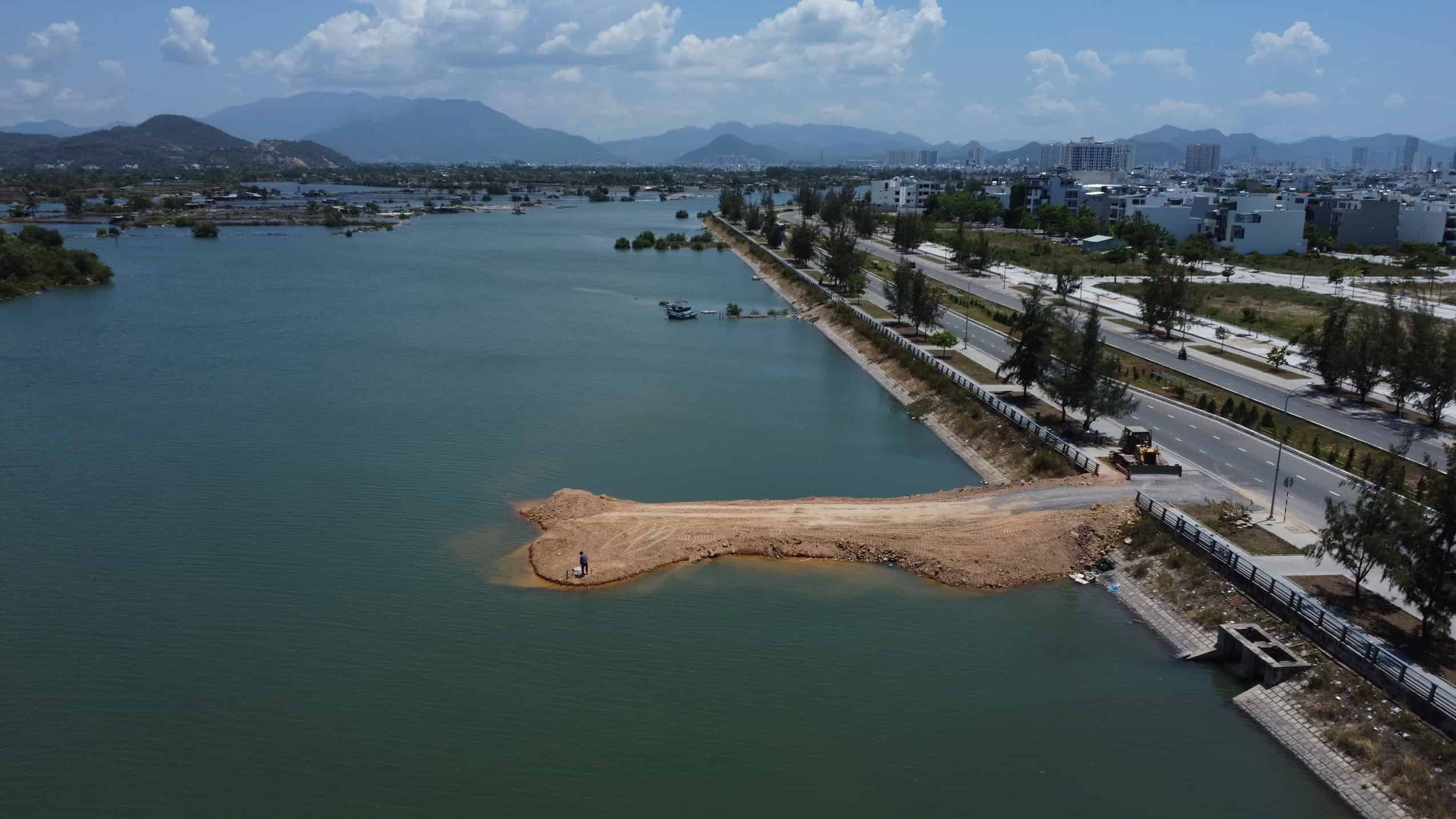 Khanh Hoaは、Nha Trangの2つの川を飾るためにプロジェクトを設計するという考えを見つけました。写真：Huu Long